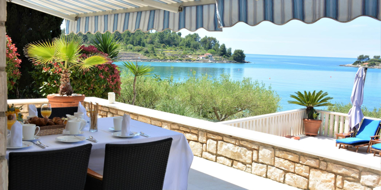 Beachfront Villa Gradina